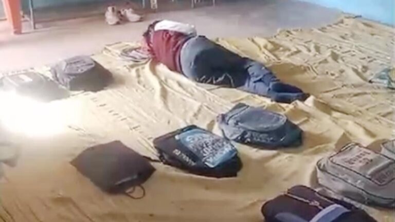 स्कूल में बेडरूम