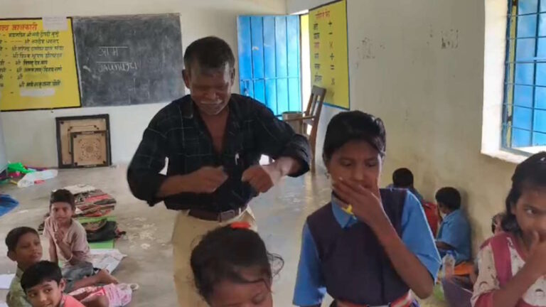 नशे में धुत होकर छात्राओं के साथ डांस करने वाले शिक्षक पर गिरी गाज, किया निलंबित